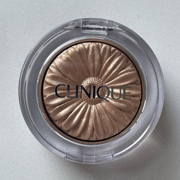 Clinique • Cheek Pop Highlighter in Gold Celebration Pop - Picture 4 of 8